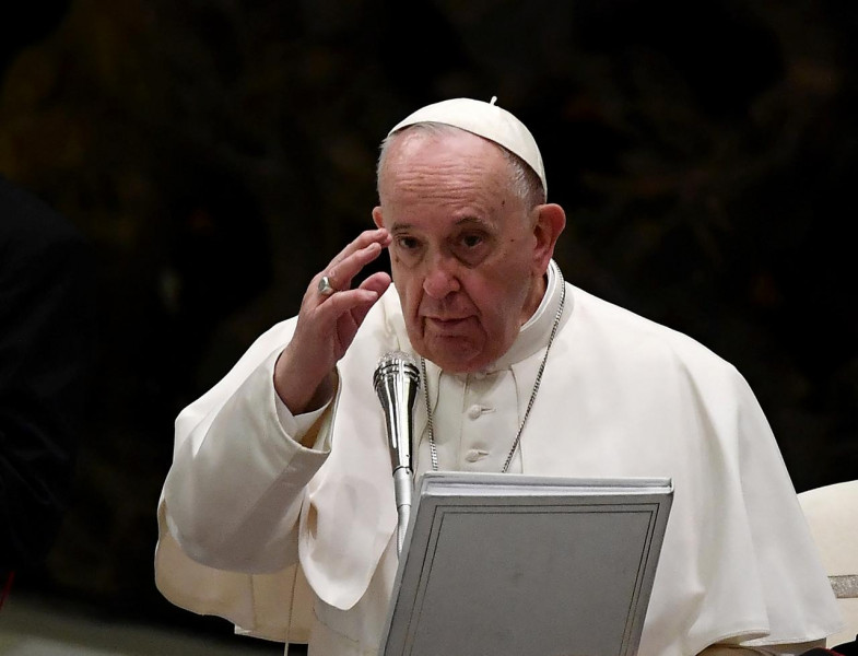 الفاتيكان يستدعي أطباء أتلتيكو مدريد لعلاج البابا