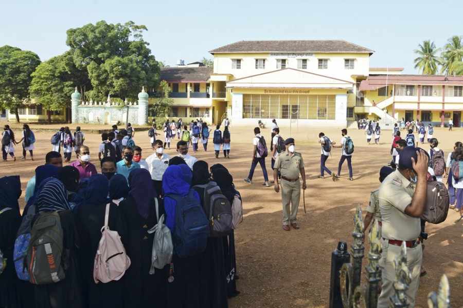 احتجاجات في الهند على قرار مدارس منع ارتداء الحجاب