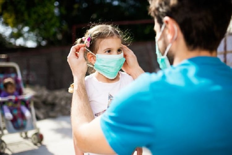 Une société masquée nuit-elle au développement des enfants?