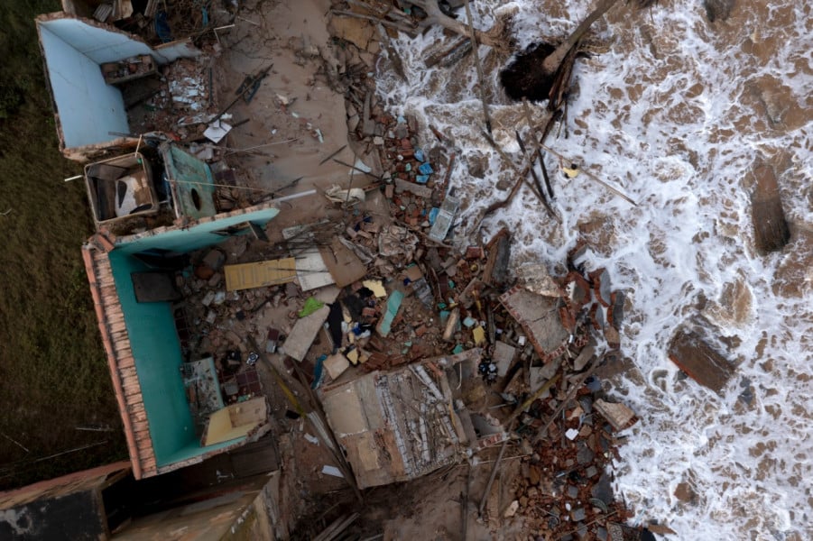 Au Brésil, une cité balnéaire disparaît sous la mer