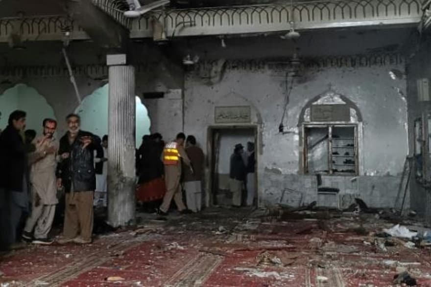 باكستان : ارتفاع حصيلة هجوم انتحاري على مسجد إلى 62 قتيلًا