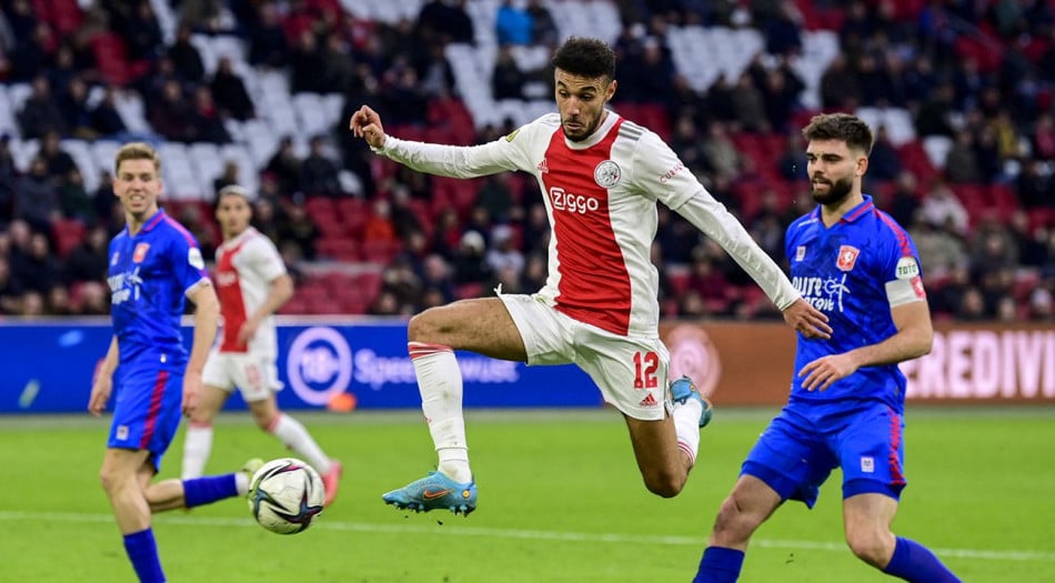 Transfert au Barça: Mazraoui réagi aux rumeurs 
