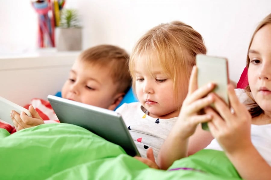 Les enfants et les écrans: faut-il s'attaquer au symptôme ou à la cause?