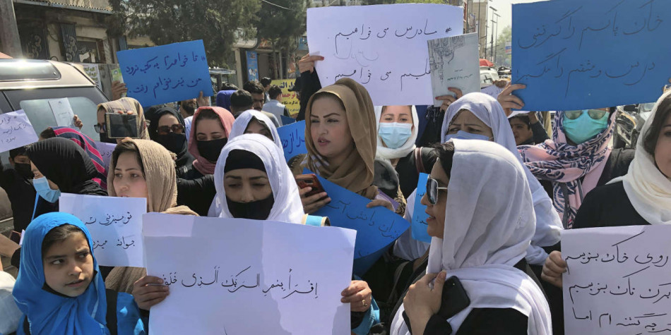 Afghanistan: les talibans interdisent les femmes de voyager en avion sans parent masculin