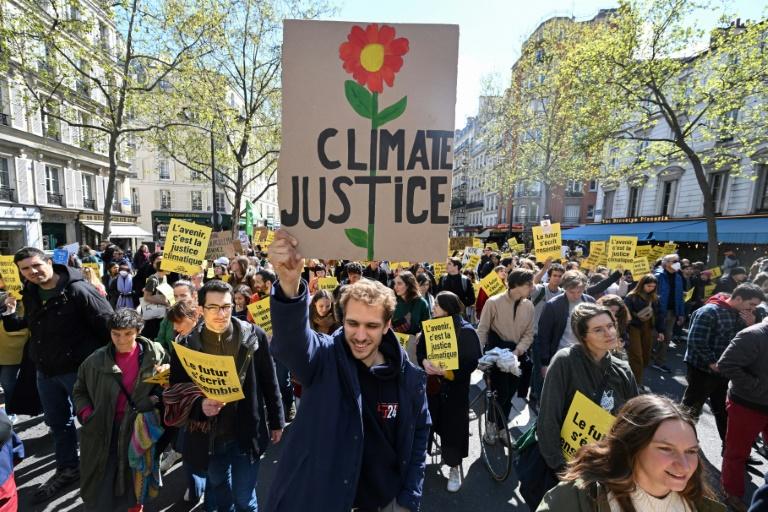Présidentielle française: des milliers de manifestants marchent "pour le futur"