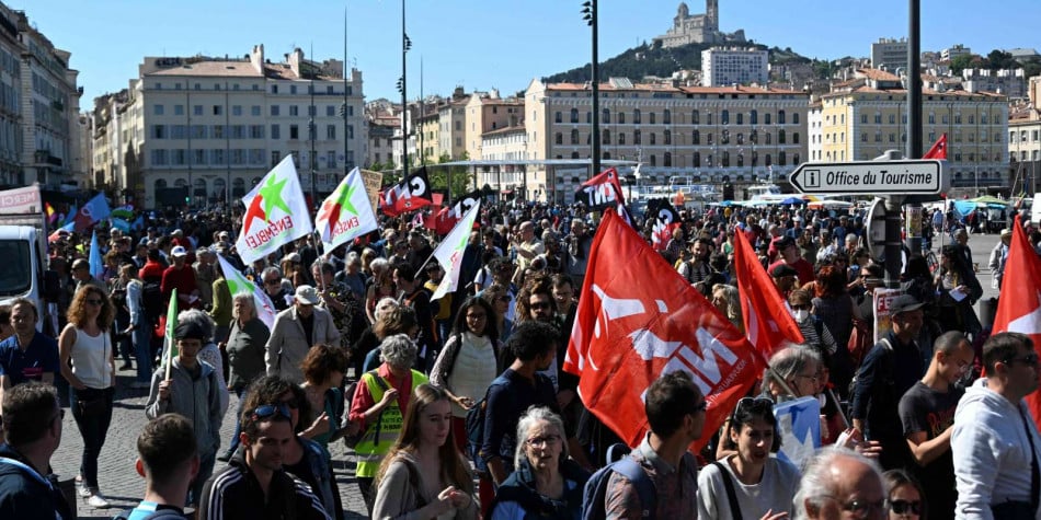 Des dizaines de milliers de personnes dans la rue en France pour un 1er mai très politique