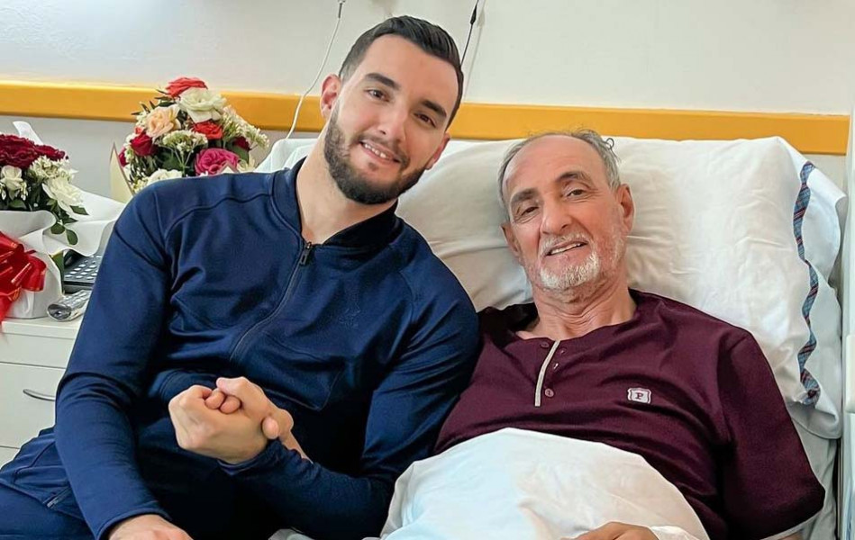 زهير البهاوي في زيارة لوالده بالمستشفى 