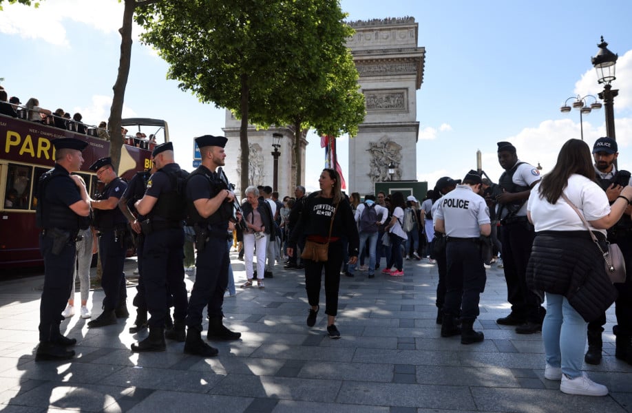 La France doit "s'améliorer" dans la gestion des "matches à risque" selon la ministre des sports