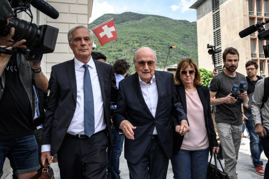 Fifa: un an et huit mois de prison avec sursis requis contre Platini et Blatter