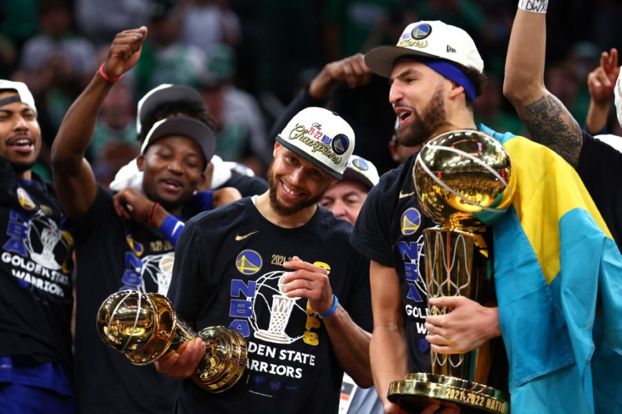 NBA: les Warriors de retour au sommet, portés par Curry enfin MVP