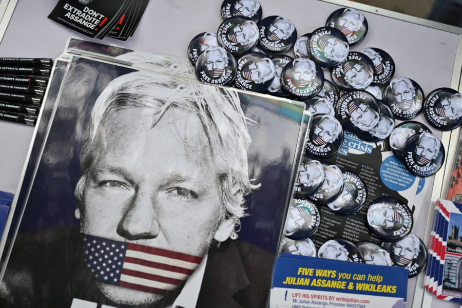 Julian Assange, héros controversé de la liberté d'informer