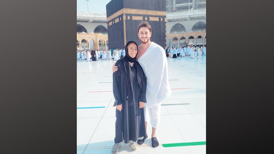 المجرد ووالدته نزهة الركراكي يؤديان مناسك العمرة 