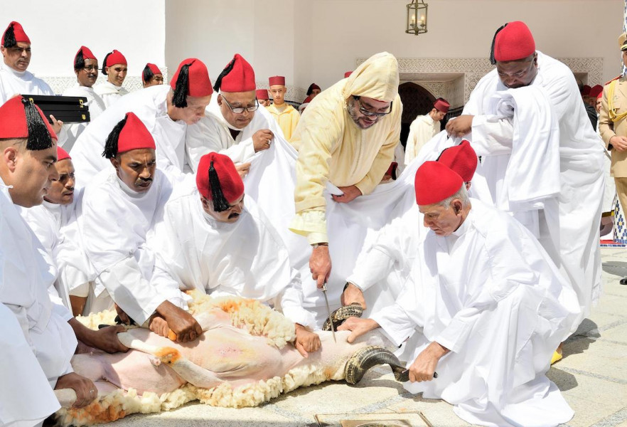 SM le Roi, Amir Al-Mouminine, accomplit la prière de l'Aïd Al-Adha et  procède au rituel du sacrifice | SNRTNews