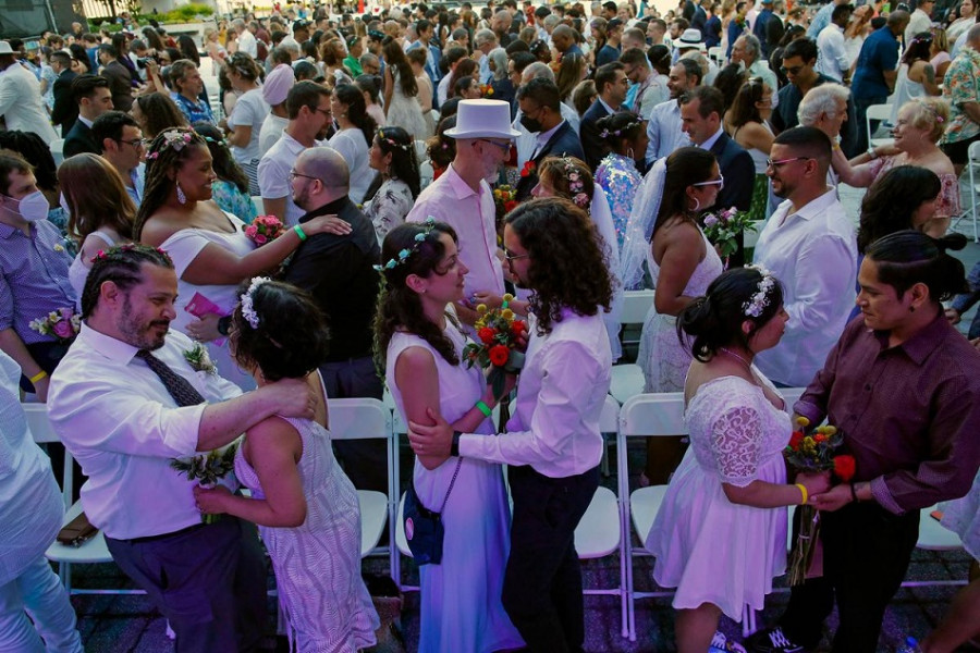 زفاف جماعي عملاق لتناسي وباء كوفيد