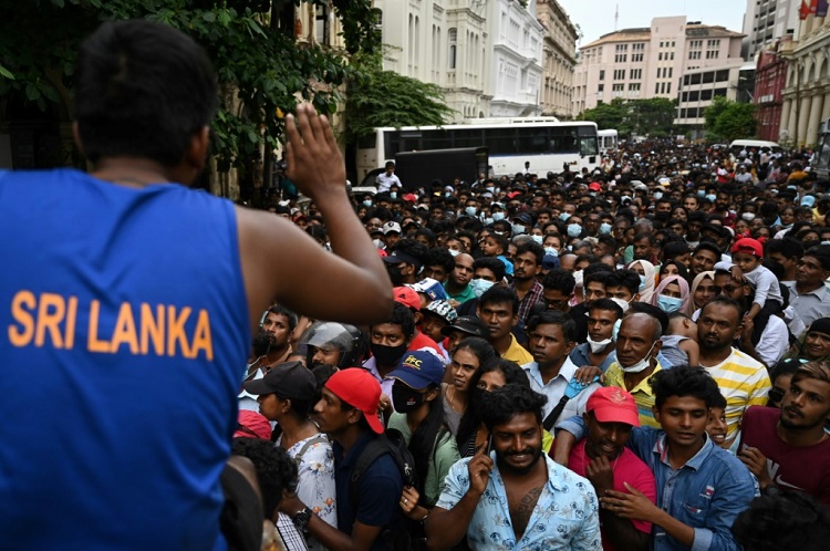 Sri Lanka: des manifestants envahissent les bureaux du Premier ministre après la fuite du président 