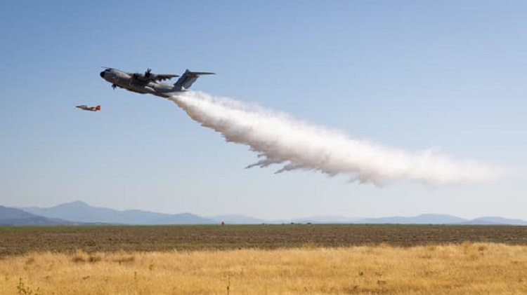 Airbus a testé son avion de transport A400M comme bombardier d'eau