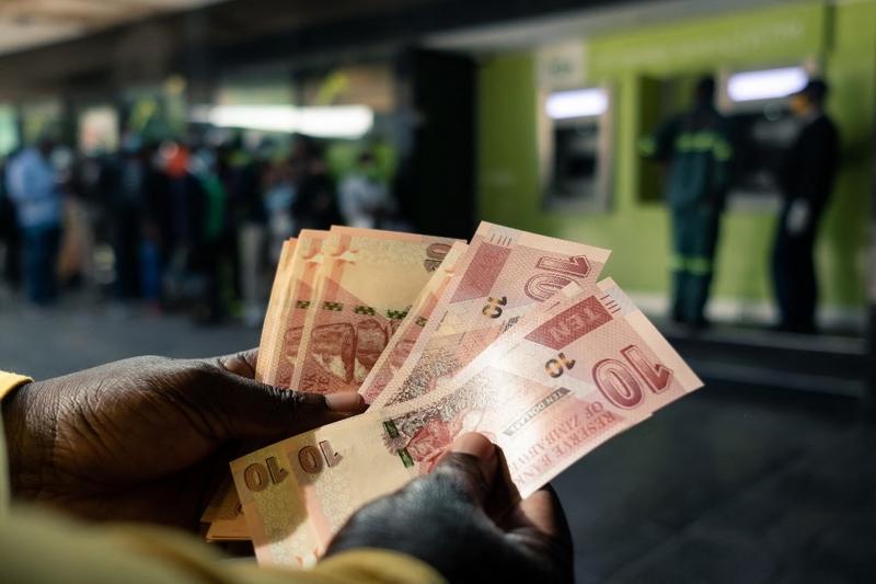 زيمبابوي تصدر قطعا ذهبية كعملة لاحتواء التضخم