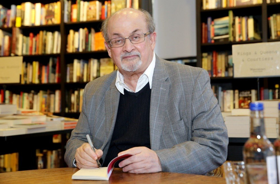  سلمان رشدي يخضع لجراحة طارئة إثر تعرضه للطعن في نيويورك