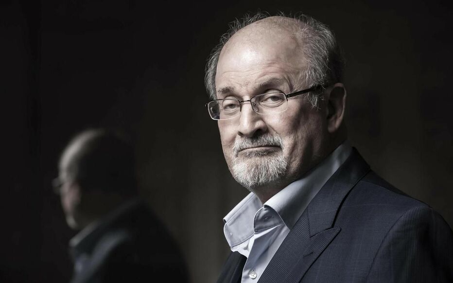  سلمان رشدي على جهاز التنفس الاصطناعي إثر تعرضه للطعن