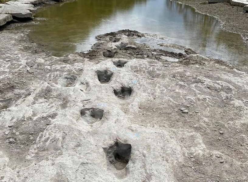 جفاف نهر يكشف آثار أقدام ديناصور