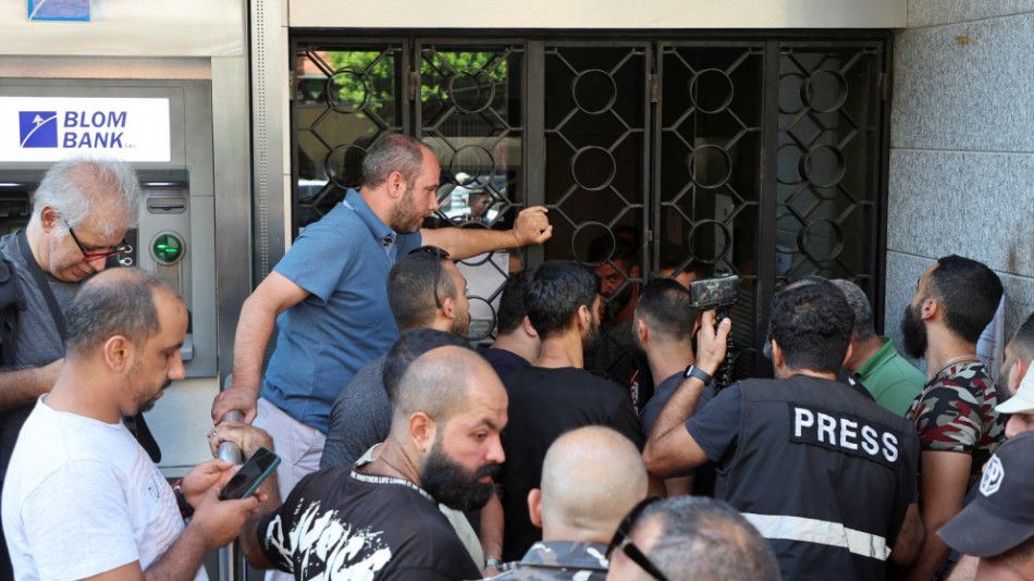 البنوك اللبنانية تغلق أبوابها بسبب حوادث الاقتحامات