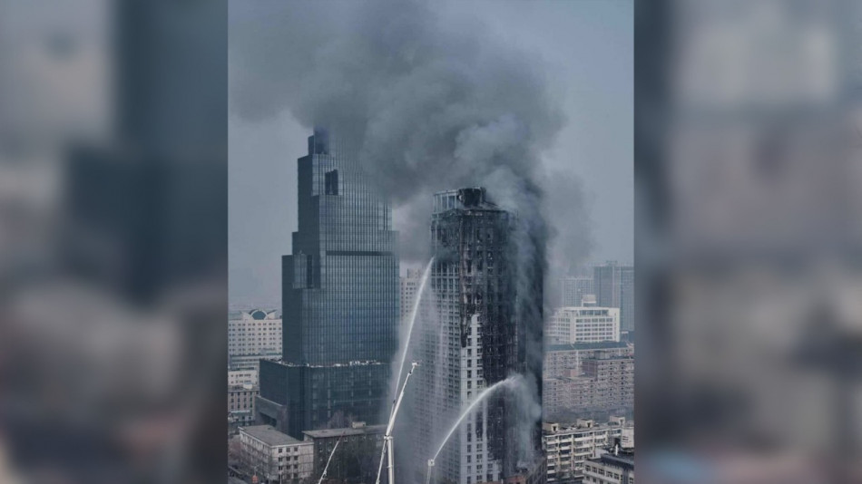 Chine: un violent incendie ravage un gratte-ciel dans le centre du pays