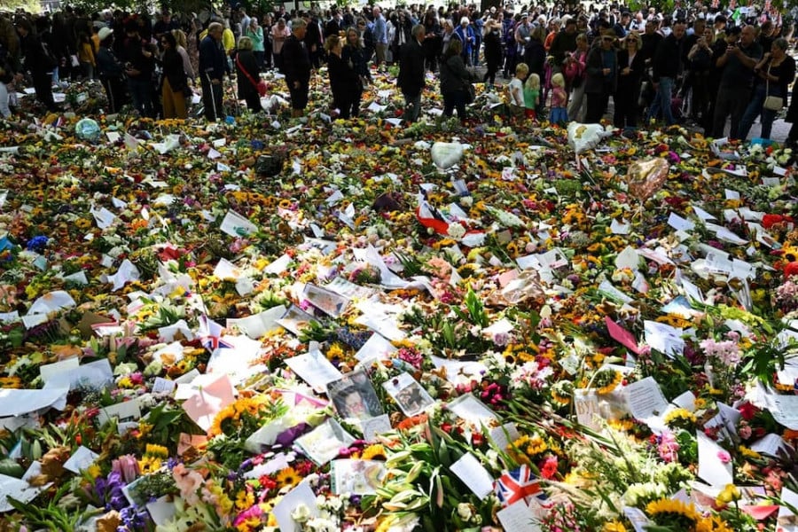 Les fleurs déposées en hommage à la reine Elizabeth II seront compostées