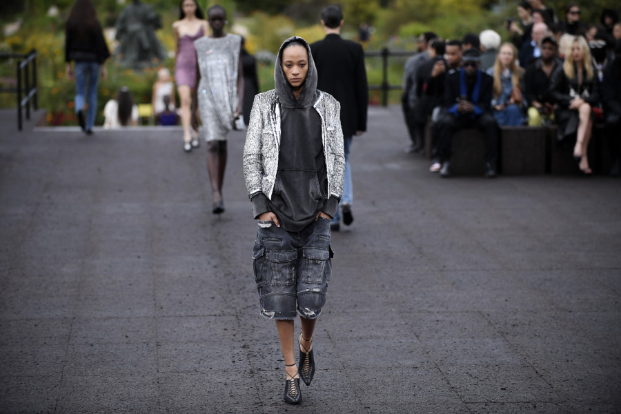 Givenchy: féminité avec une touche de streetwear