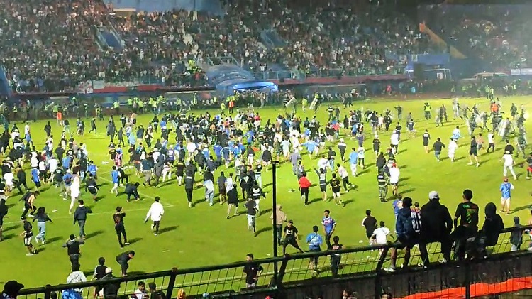 Bousculade dans un stade en Indonésie: le bilan s'alourdit à 174 morts 