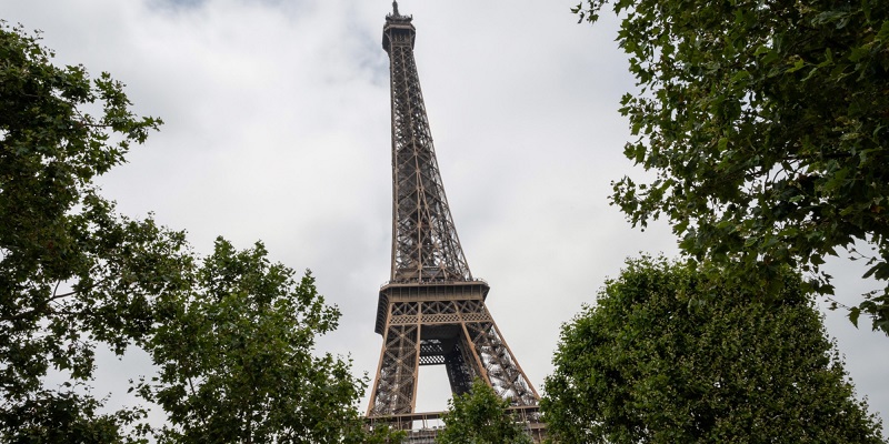 Paris renonce à des constructions controversées au pied de la tour Eiffel