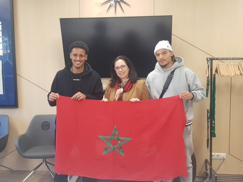 Hongrie: l'ambassadrice du Royaume rend visite aux frères Mmaee au stade de leur club 