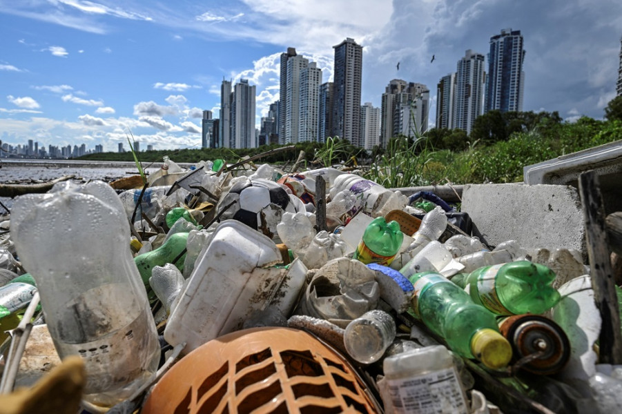 غرينبيس: إعادة تدوير البلاستيك لا تزال "وهماً"