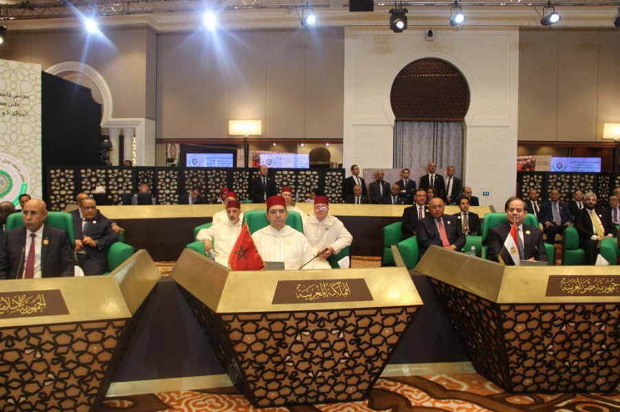 القمة العربية بالجزائر تشدد على احترام وحدة الدول وسيادتها