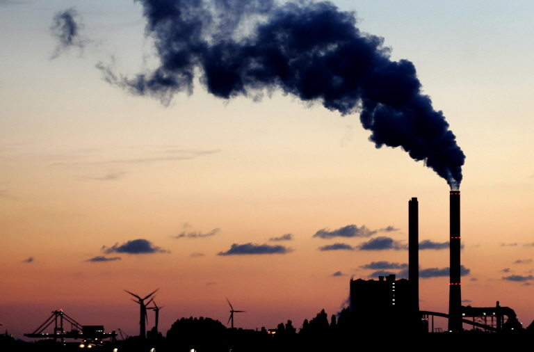 Pollution: la hausse du CO2 dans l'atmosphère inquiète les scientifiques 