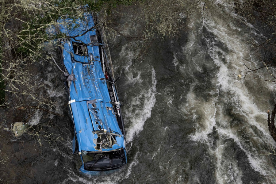 Six morts après la chute spectaculaire d'un car dans une rivière en Espagne 