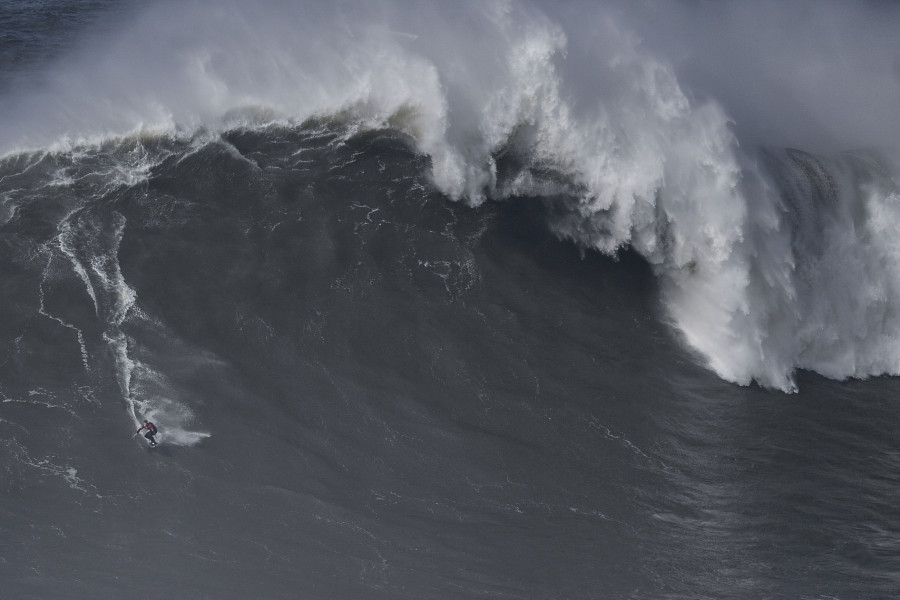 Un légendaire surfeur brésilien se tue sur le spot de Nazaré