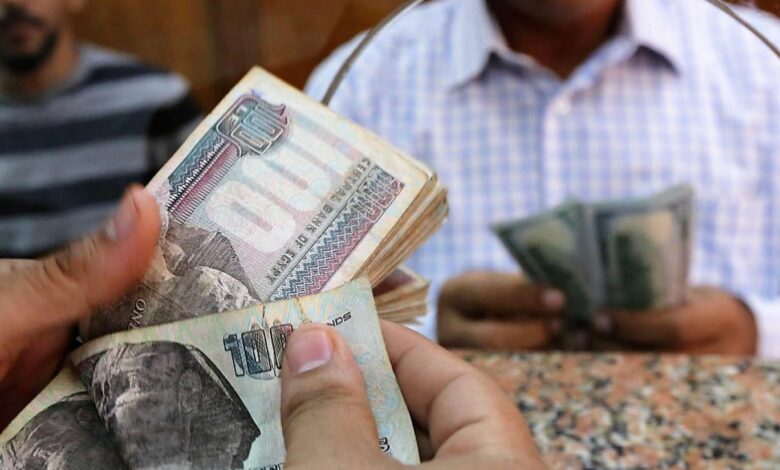 الجنيه المصري يخسر ثلث قيمته أمام الدولار وقرض جديد من صندوق النقد