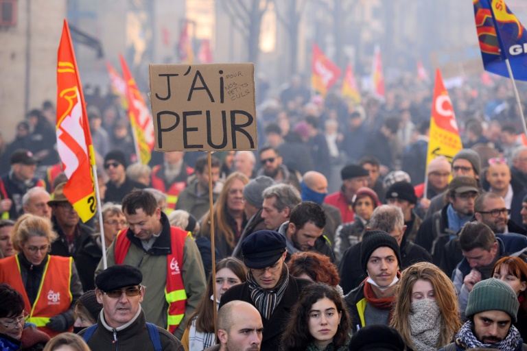 احتجاجًا على إصلاح التقاعد .. مئات آلاف يتظاهرون في فرنسا 
