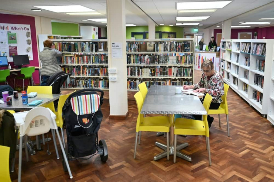 بريطانيون يحتمون من برد الشتاء بالمكتبات 