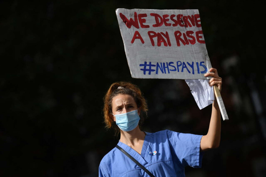 بريطانيا .. أكبر إضراب للممرضين والمسعفين للمطالبة بتحسين الأجور