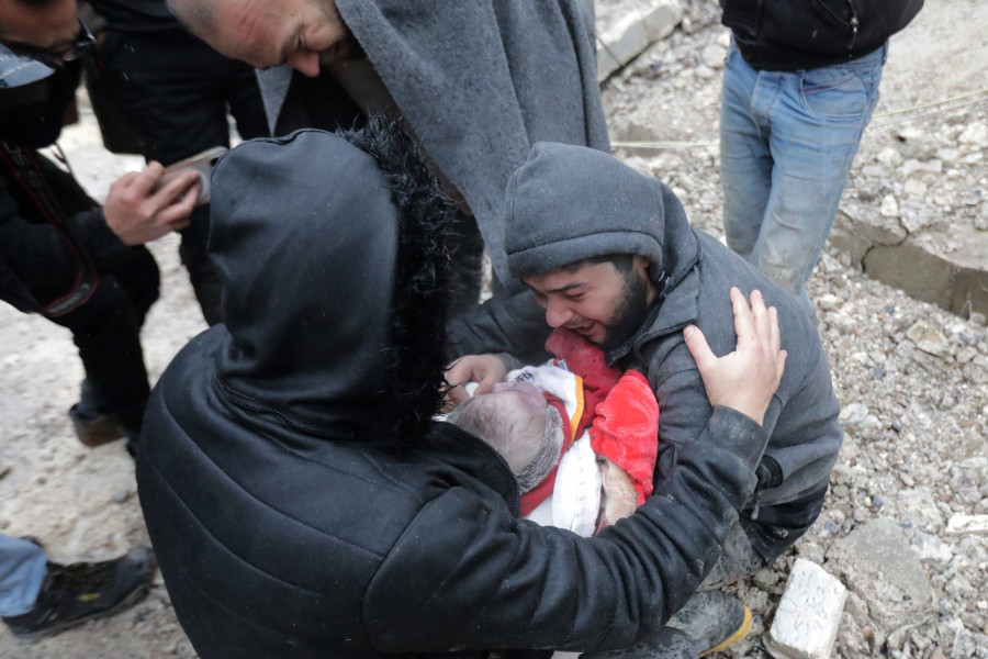 Séisme en Turquie et Syrie: plus de 2.600 morts, les secours dans le froid et la nuit 