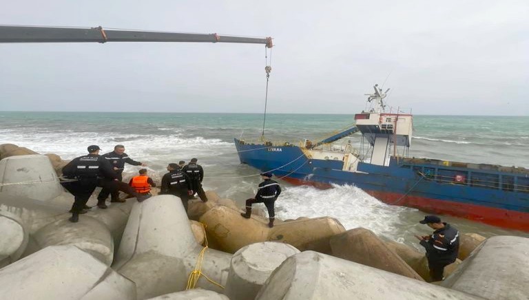 M'diq: un navire de commerce s'échoue au large des côtes