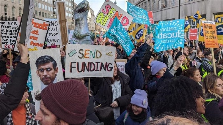 Salaires: Grève massive au Royaume-Uni pour le jour de présentation du budget par le gouvernement