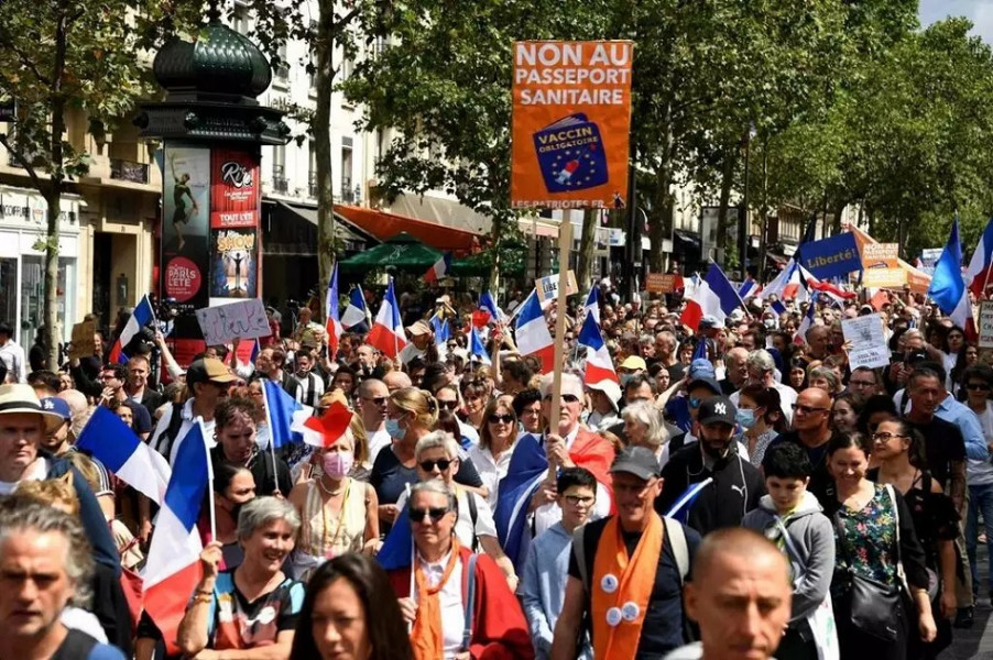 Retraites: la violence monte d'un cran en France lors des manifestations