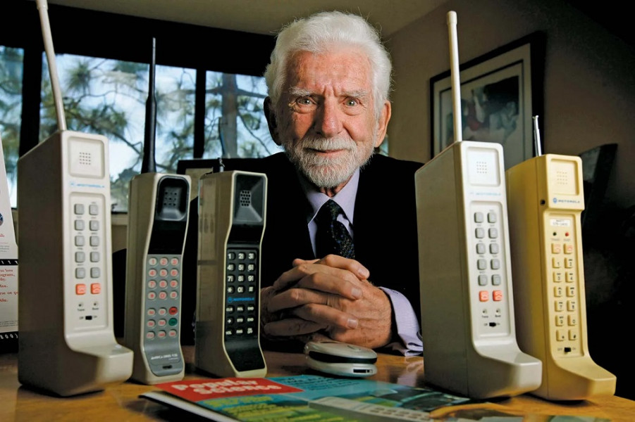 مخترع الهاتف النقال قبل 50 عاما : الناس فقدوا عقولهم