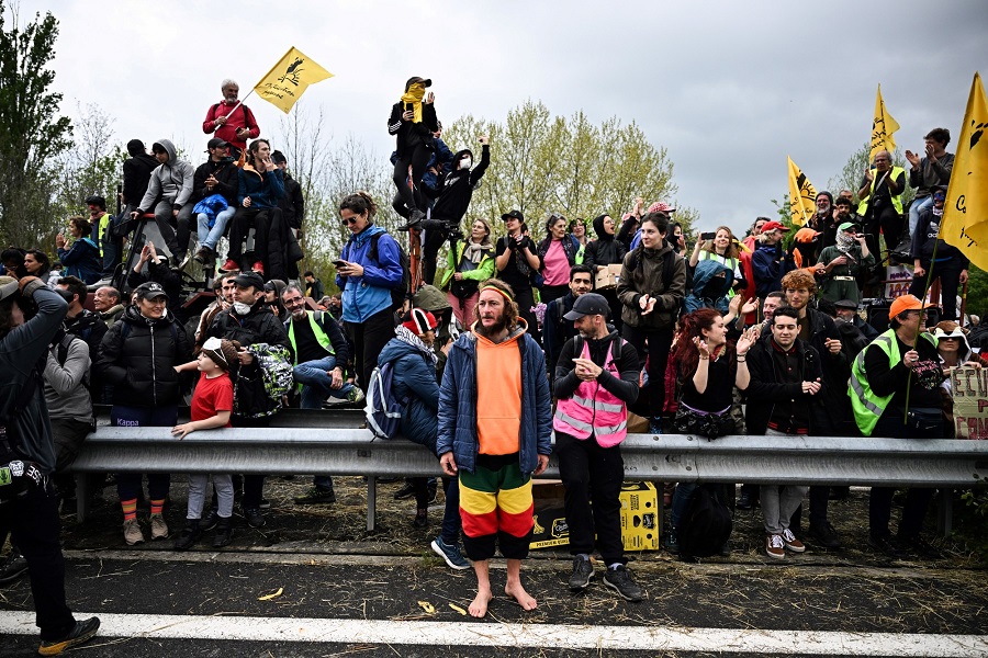 En France, 2e jour de mobilisation contre une future autoroute