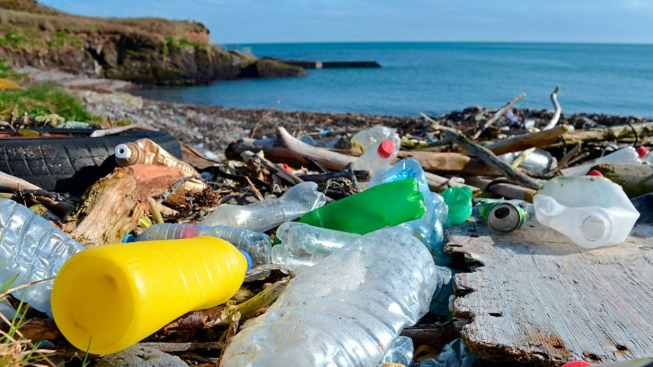 علماء يحذرون من تسرب البلاستيك إلى الوجبات الغذائية