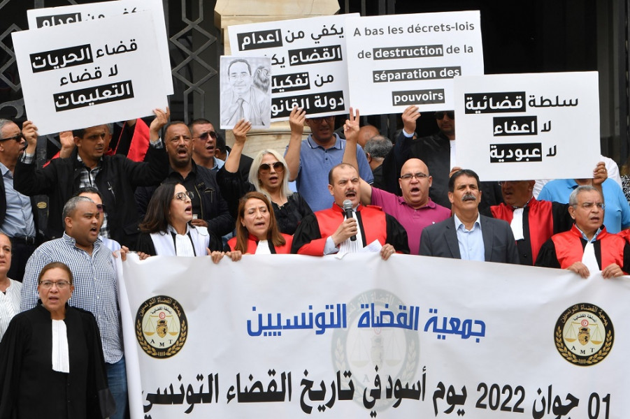 قضاة تونسيون يحتجون على "وضع اليد" على السلطة القضائية