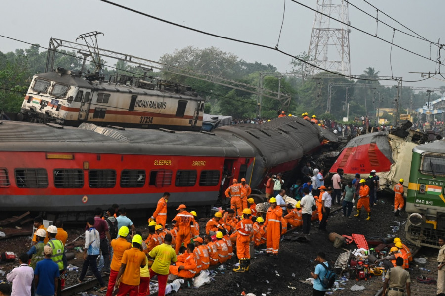 الهند.. مشهد مرعب في مكان تصادم 3 قطارات