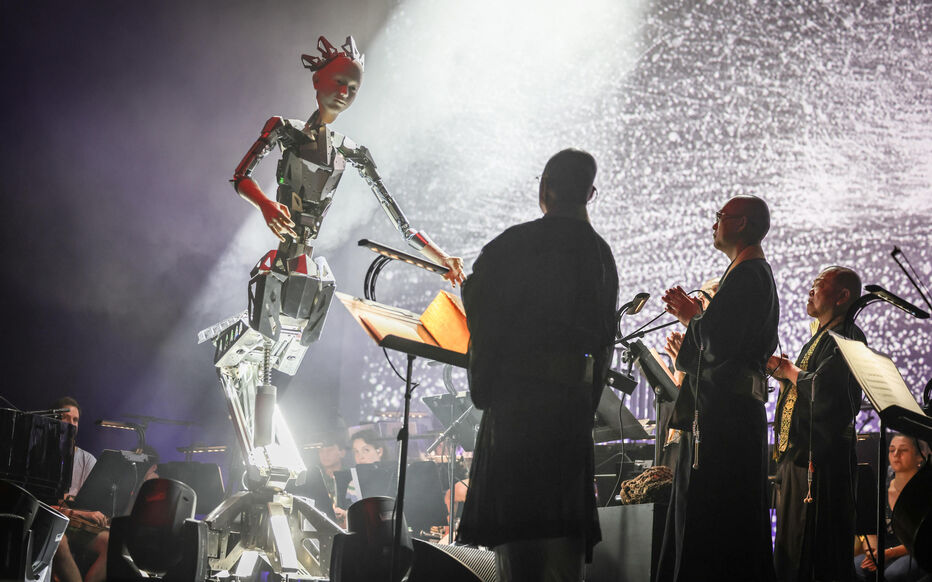 الذكاء الاصطناعي .. روبوت يغني خلال عرض موسيقي في باريس